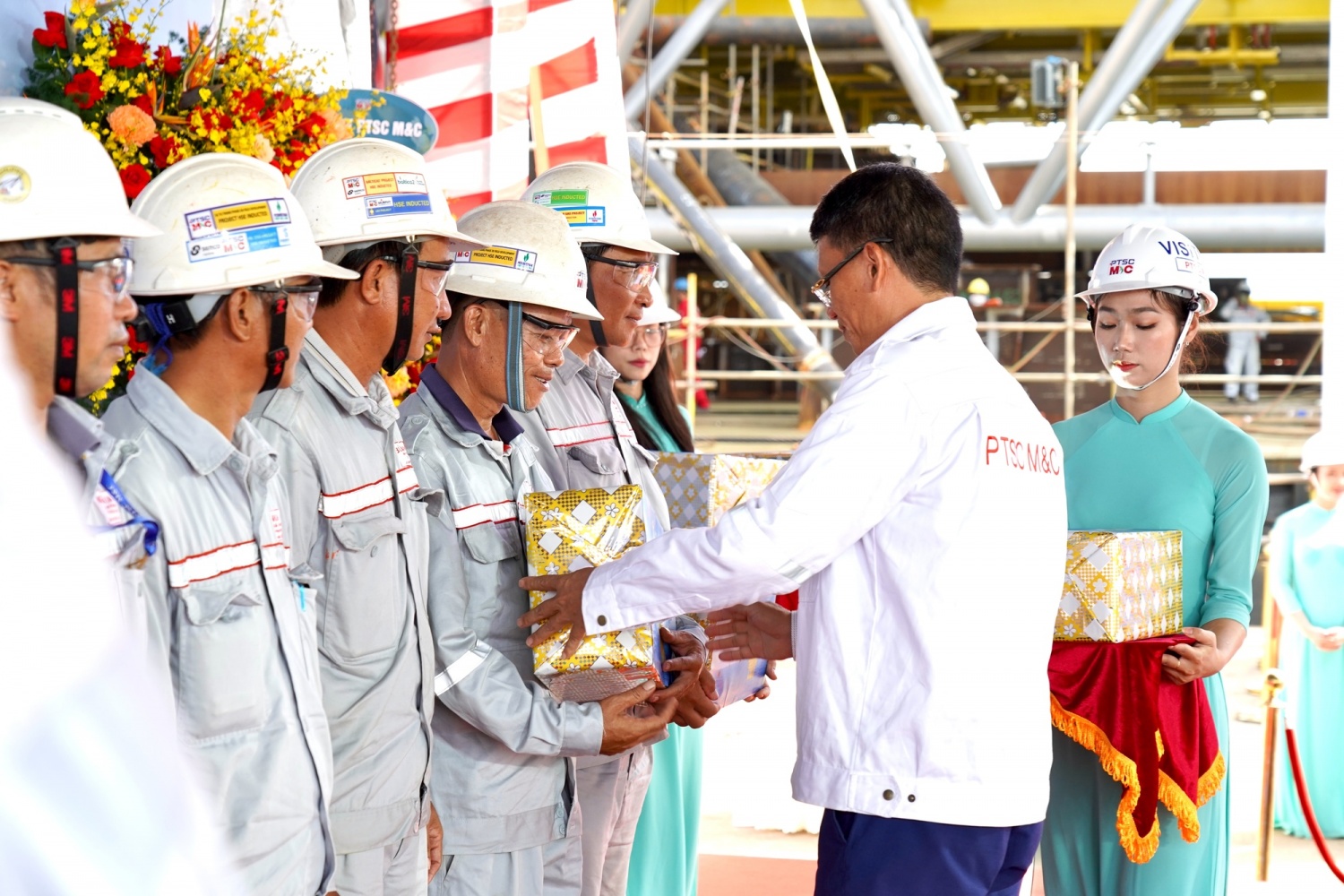 PTSC M&C hạ thủy giàn LDV-A, sẵn sàng cho giai đoạn lắp đặt ngoài khơi PTSC M&C hạ thủy giàn xử lý trung tâm Lạc Đà Vàng-A, sẵn sàng cho giai đoạn lắp đặt ngoài khơi
