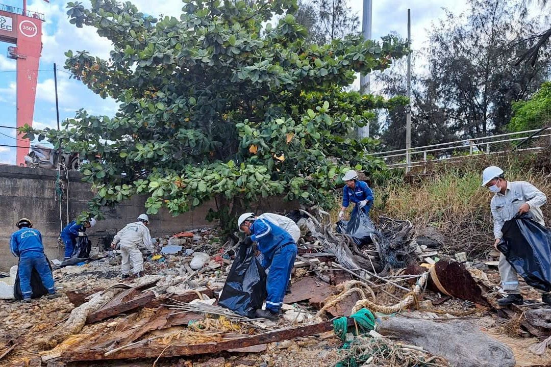 Hưởng ứng hoạt động vì môi trường, PVSM tổ chức sinh hoạt chuyên đề và ra quân vệ sinh nhà máy