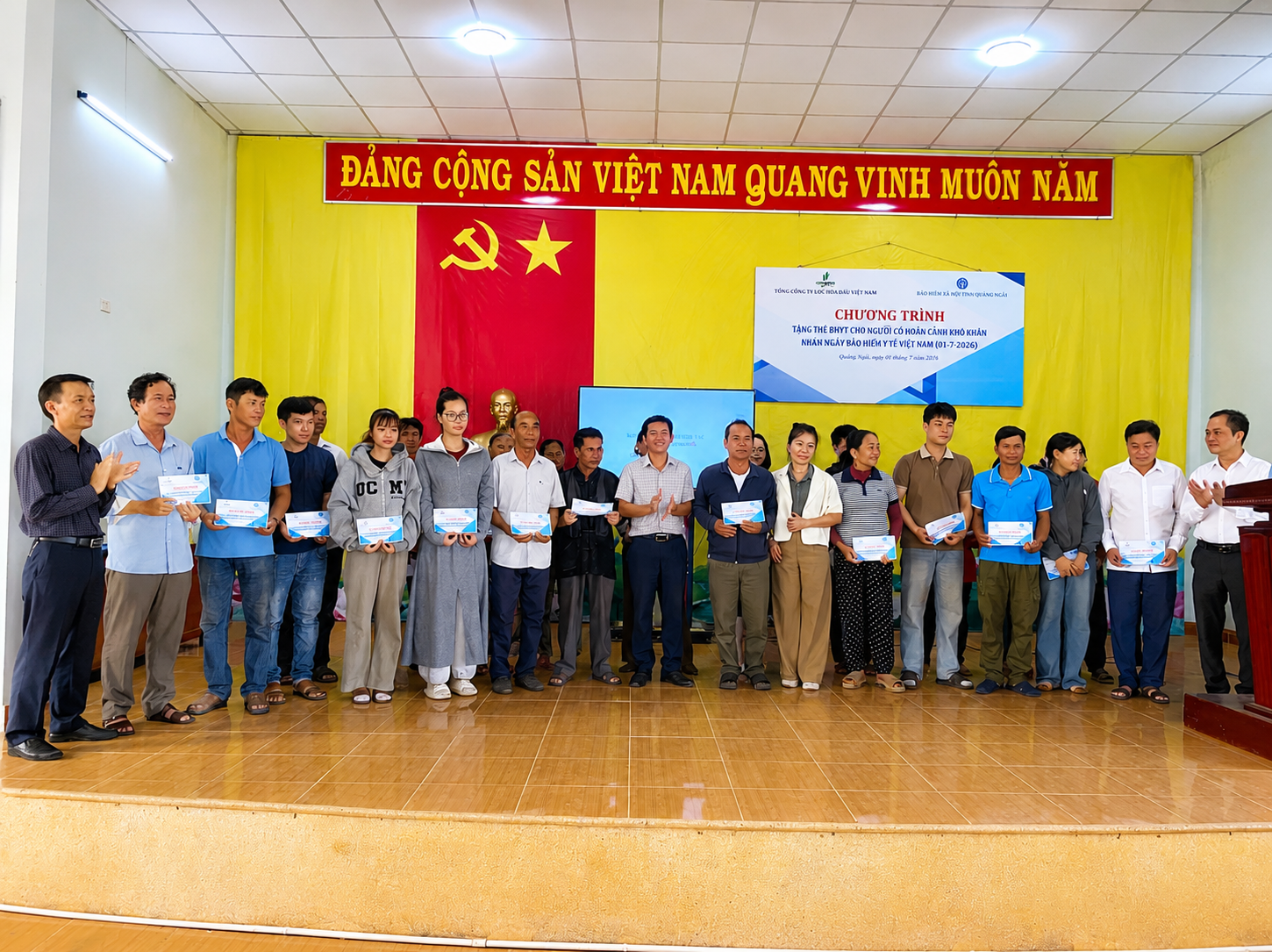 BSR tặng hàng trăm thẻ BHYT cho người nghèo quanh NMLD Dung Quất