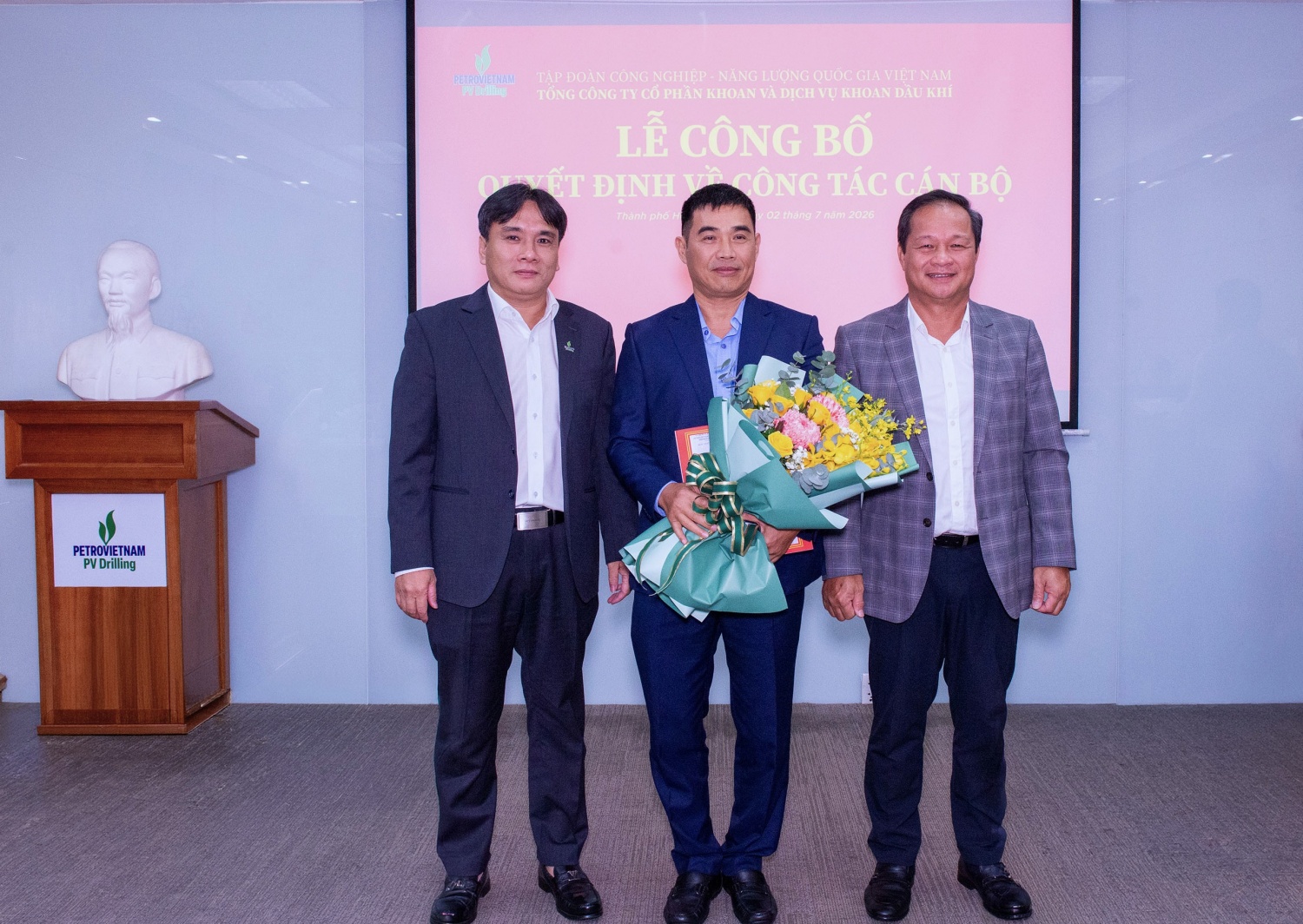 Ông Mai Thế Toàn – Bí thư Đảng ủy, Chủ tịch HĐQT và ông Nguyễn Xuân Cường – Phó Bí thư Đảng ủy, Tổng giám đốc PV Drilling trao quyết định về công tác cán bộ và tặng hoa chúc mừng tân Phó Tổng giám đốc Thái Huy Dũng vào sáng 2/7/2026