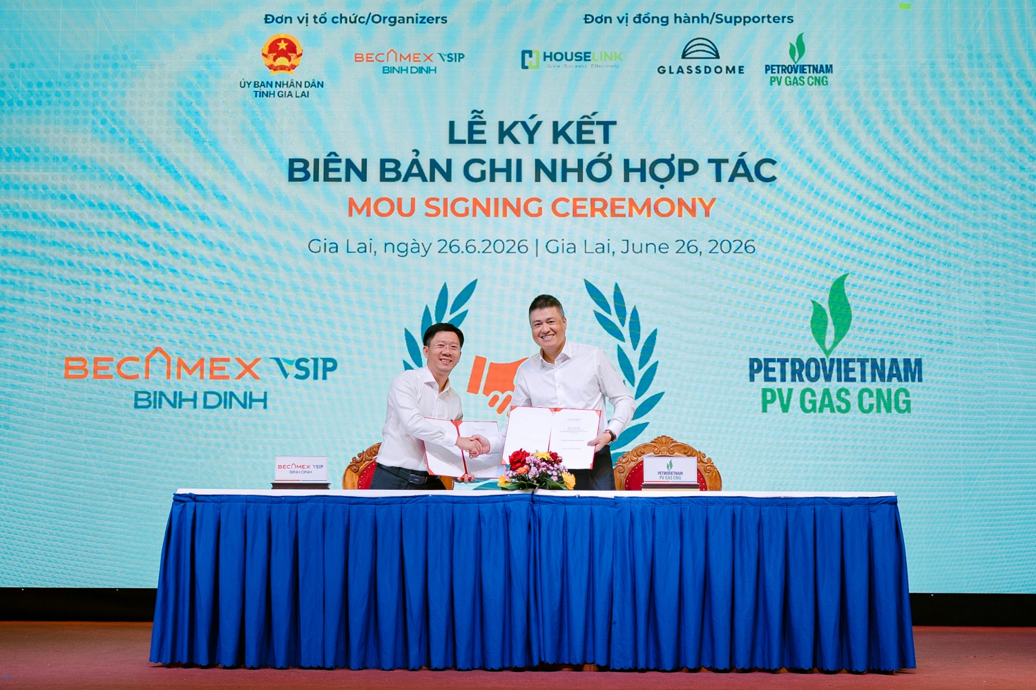 Ông Nguyễn Văn Lăng - Tổng Giám đốc Becamex VSIP Bình Định và ông Vũ Duy Đông - Giám đốc PV GAS CNG ký kết MOU
