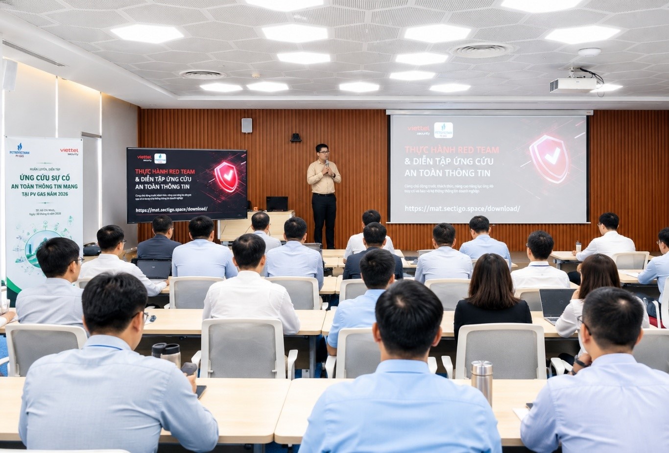 Đội ngũ kỹ thuật theo dõi và xử lý tình huống tại phòng diễn tập