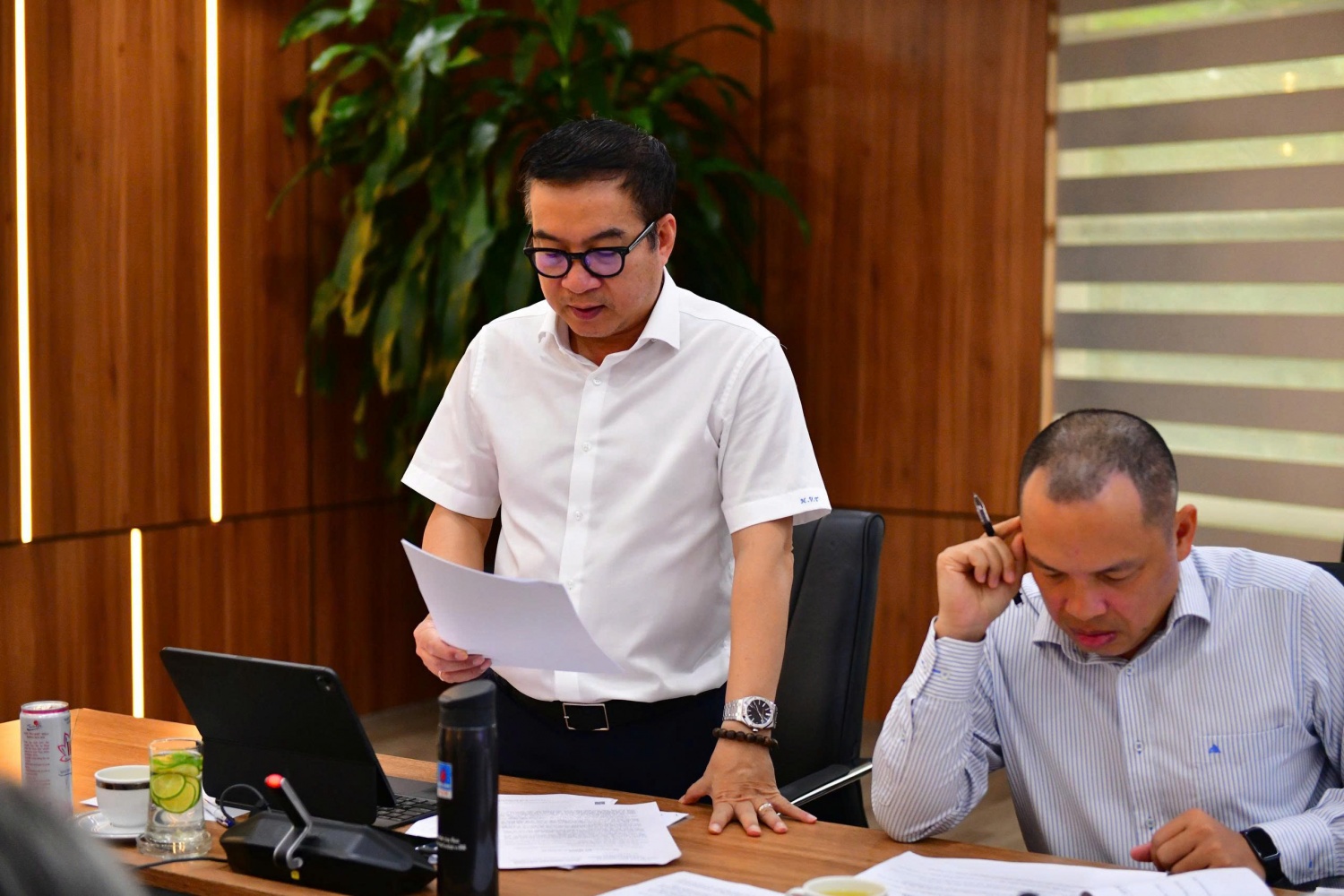 Đồng chí Nguyễn Việt Thắng - Phó Bí thư Đảng ủy, Thành viên Hội đồng quản trị, Tổng Giám đốc BSR trình bày báo cáo sơ lược kết quả SXKD của BSR 6 tháng đầu năm 2026