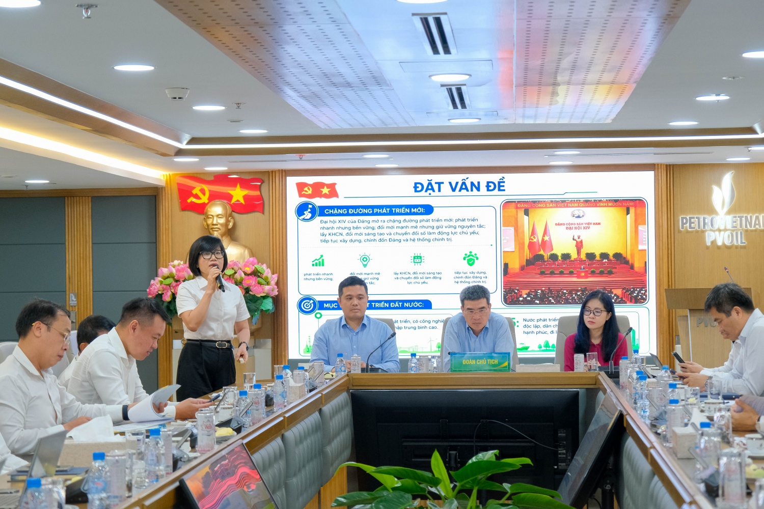 Đồng chí Nguyễn Thị Hoa - Ủy viên BCH Đảng bộ, Phó Chủ nhiệm Thường trực UBKT Đảng ủy Petrovietnam trình bày Báo cáo chuyên đề Đồng chí Nguyễn Thị Hoa - Ủy viên BCH Đảng bộ, Phó Chủ nhiệm Thường trực UBKT Đảng ủy Petrovietnam trình bày Báo cáo chuyên đề