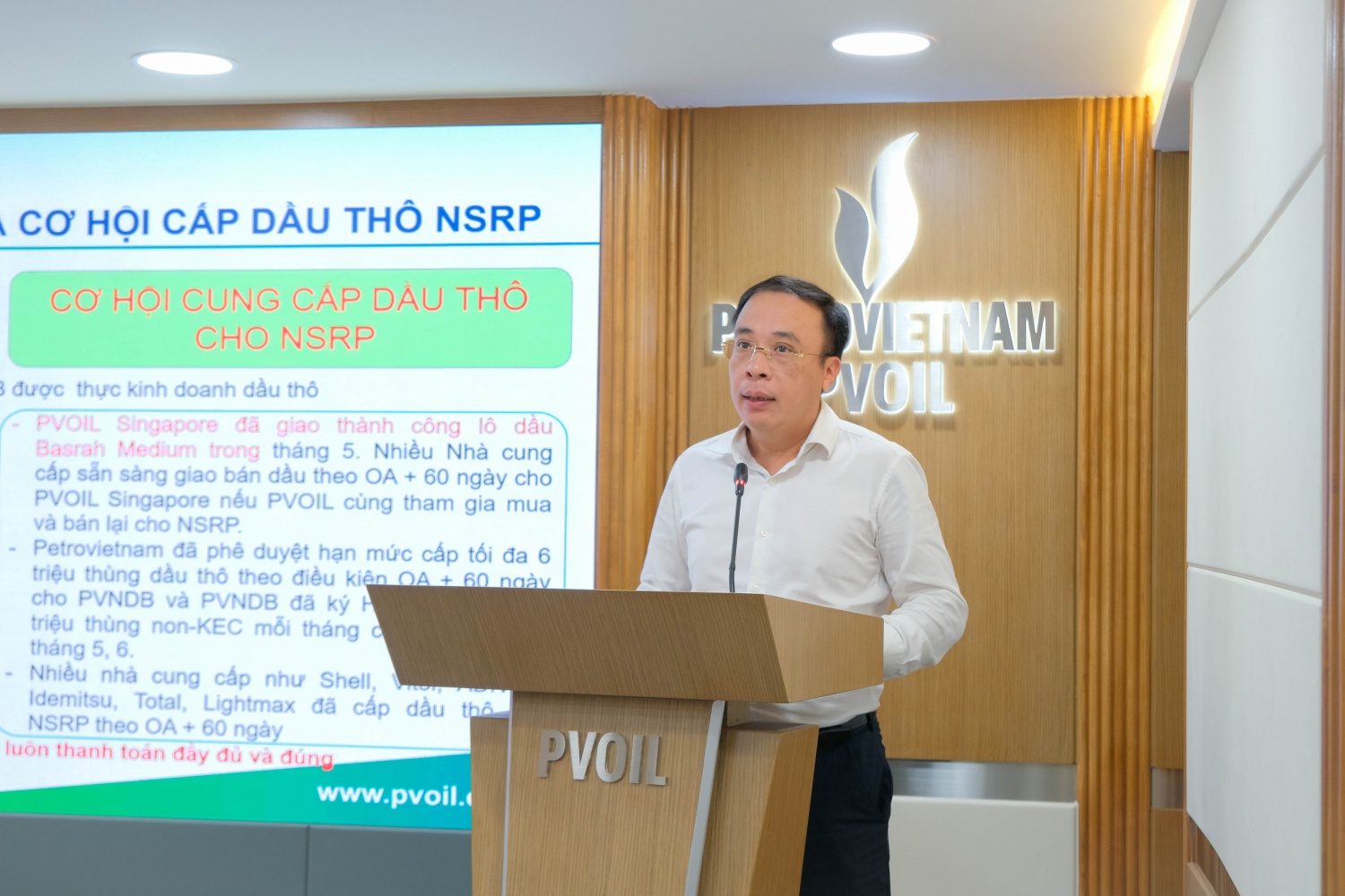 Đồng chí Hoàng Đình Tùng UV BTV ĐU, Trưởng ban Tổ chức Đảng ủy, Phó Tổng Giám đốc trình bày báo cáo tại Hội nghị. Đồng chí Hoàng Đình Tùng UV BTV ĐU, Trưởng ban Tổ chức Đảng ủy, Phó Tổng Giám đốc trình bày báo cáo tại Hội nghị.