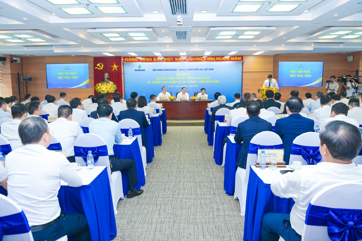 Petrovietnam đóng góp quan trọng vào ổn định kinh tế vĩ mô, bảo đảm các cân đối lớn của nền kinh tế Petrovietnam đóng góp quan trọng vào ổn định kinh tế vĩ mô, bảo đảm các cân đối lớn của nền kinh tế