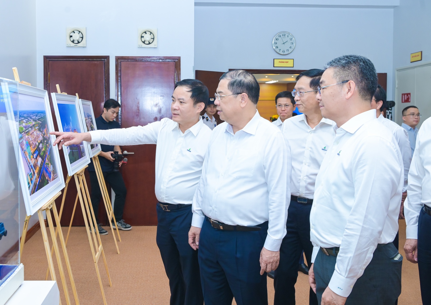 Petrovietnam đóng góp quan trọng vào ổn định kinh tế vĩ mô, bảo đảm các cân đối lớn của nền kinh tế Petrovietnam đóng góp quan trọng vào ổn định kinh tế vĩ mô, bảo đảm các cân đối lớn của nền kinh tế