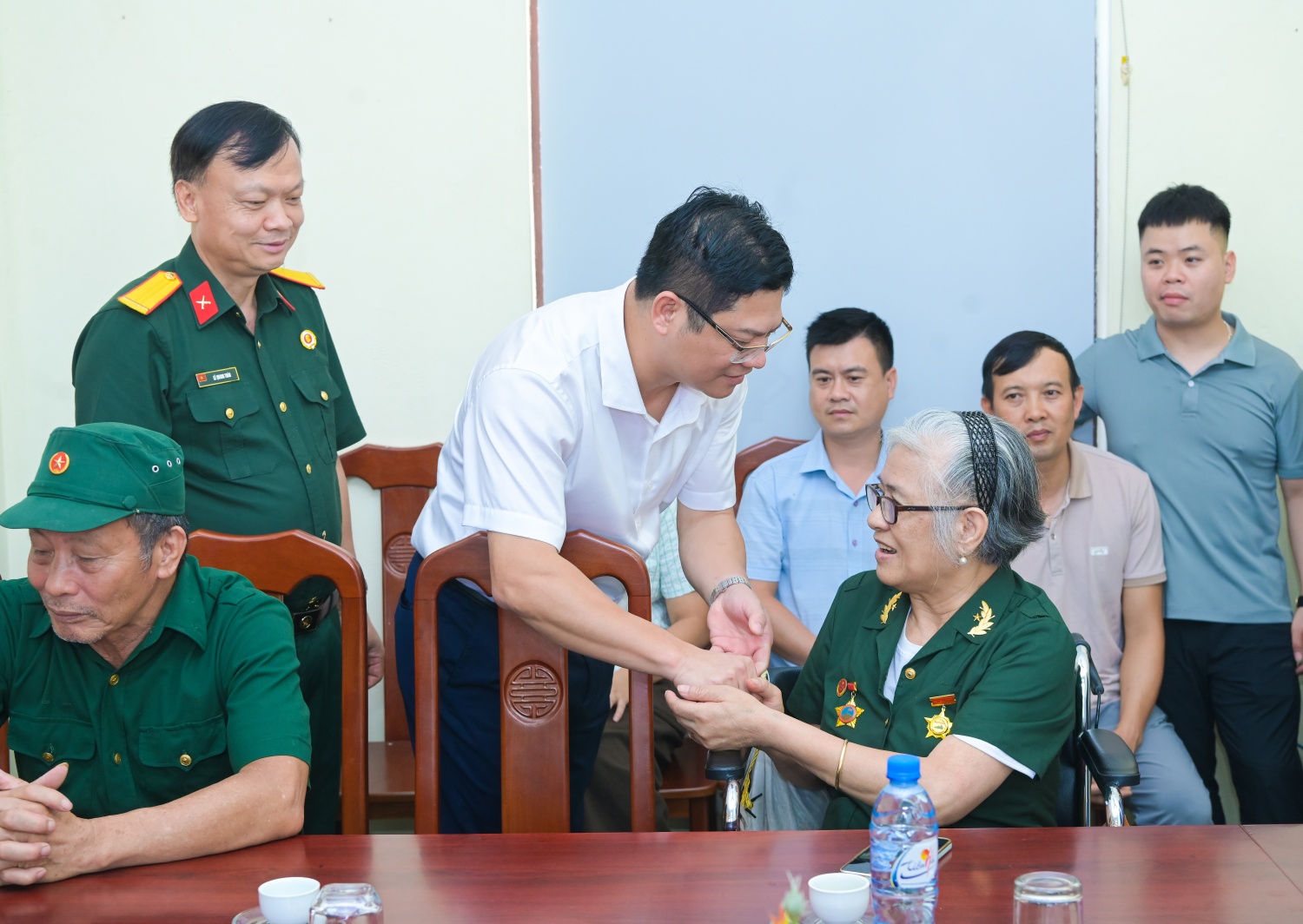 hỏi thăm, động viên các thương, bệnh binh đang điều dưỡng tại Trung tâm Điều dưỡng thương binh tỉnh Hưng Yên