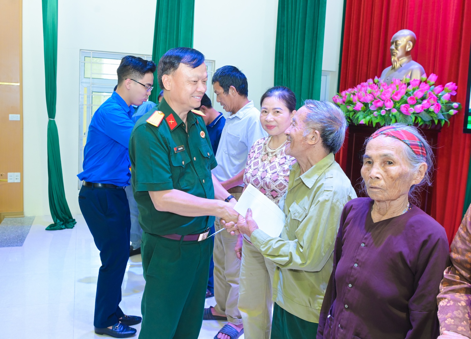 Petrovietnam thăm và tặng quà các thương, bệnh binh tại Hưng Yên, Ninh Bình Petrovietnam thăm và tặng quà các thương, bệnh binh tại Hưng Yên, Ninh Bình