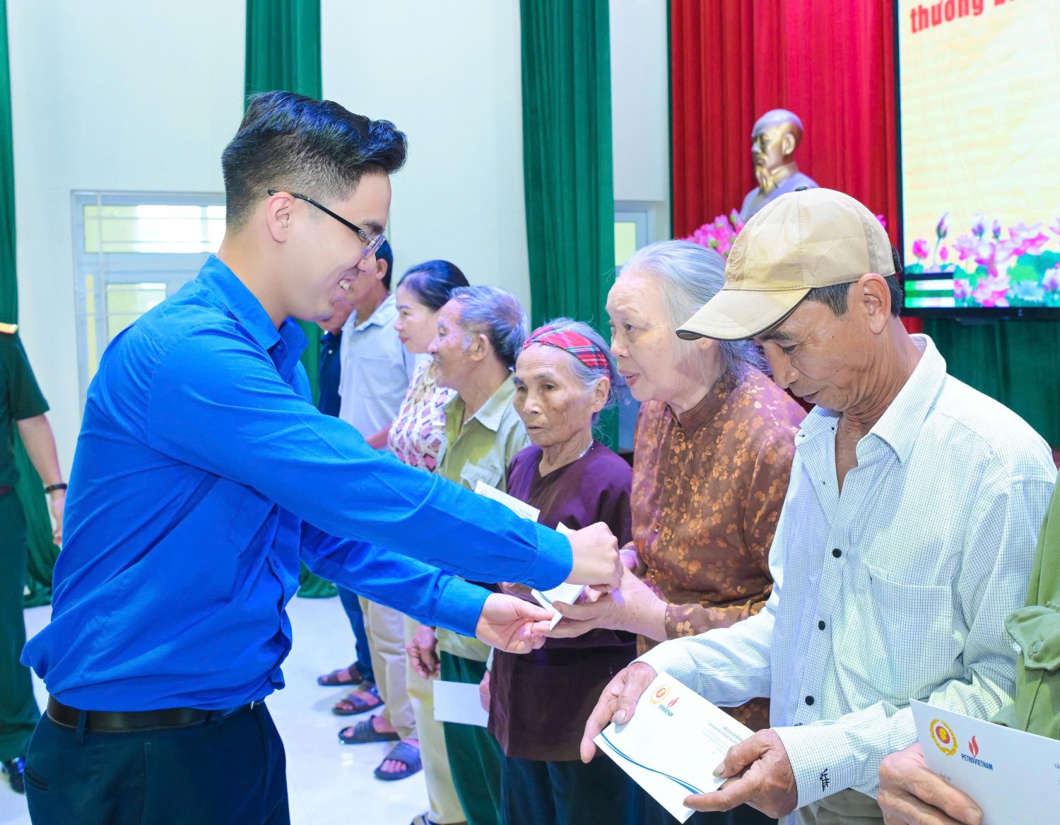 Petrovietnam thăm và tặng quà các thương, bệnh binh tại Hưng Yên, Ninh Bình Petrovietnam thăm và tặng quà các thương, bệnh binh tại Hưng Yên, Ninh Bình