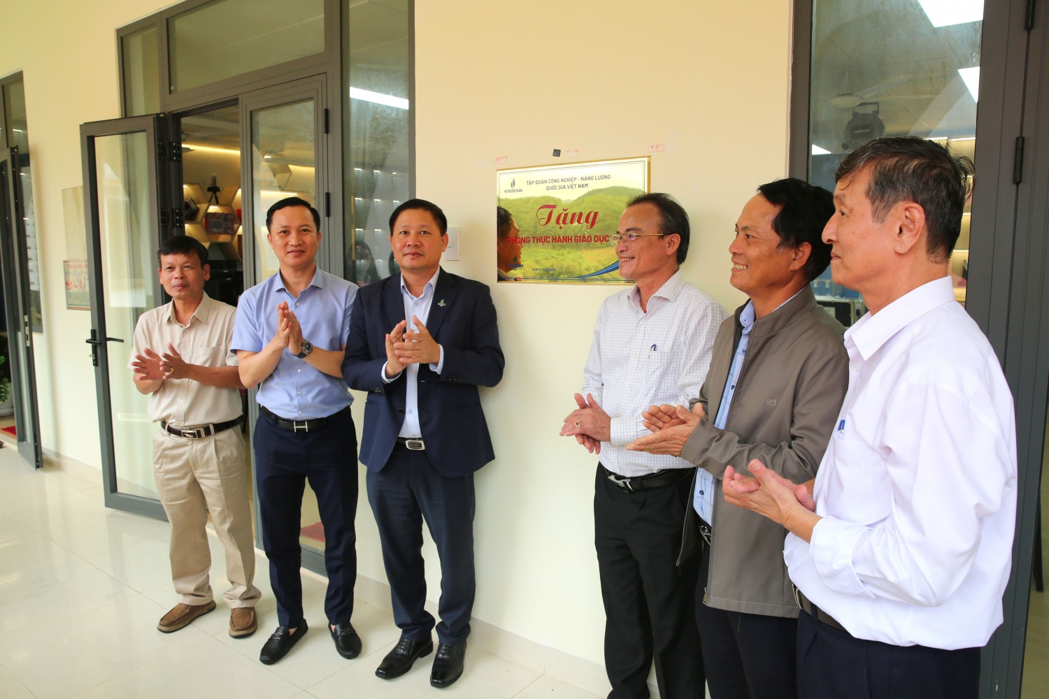 BSR lan tỏa nghĩa tình đến miền Tây Quảng Ngãi, khánh thành 2 phòng học STEM chắp cánh tương lai
