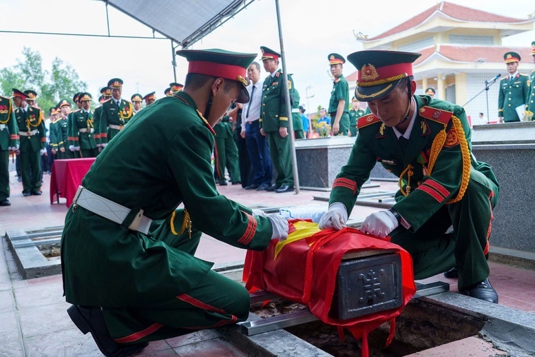 Đà Nẵng: Truy điệu, an táng hài cốt các liệt sĩ vừa được quy tập trong hang Đá Sập