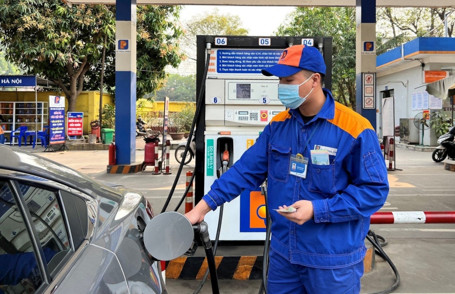 Giá xăng dầu đồng loạt tăng, E10 vượt mốc 20.500 đồng/lít