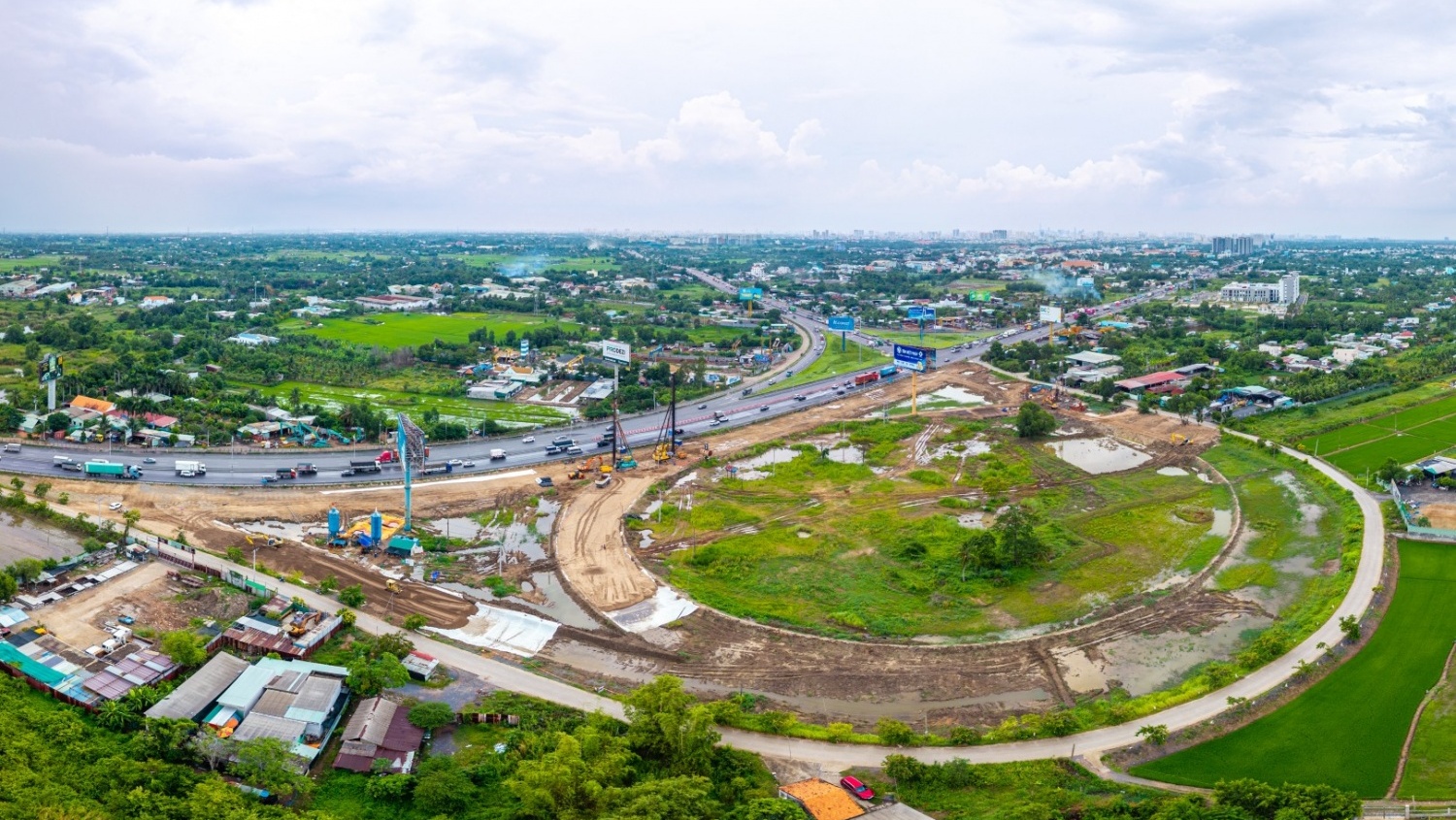 Ký hợp đồng tín dụng hơn 27.000 tỉ đồng mở rộng cao tốc TP HCM - Trung Lương - Mỹ Thuận
