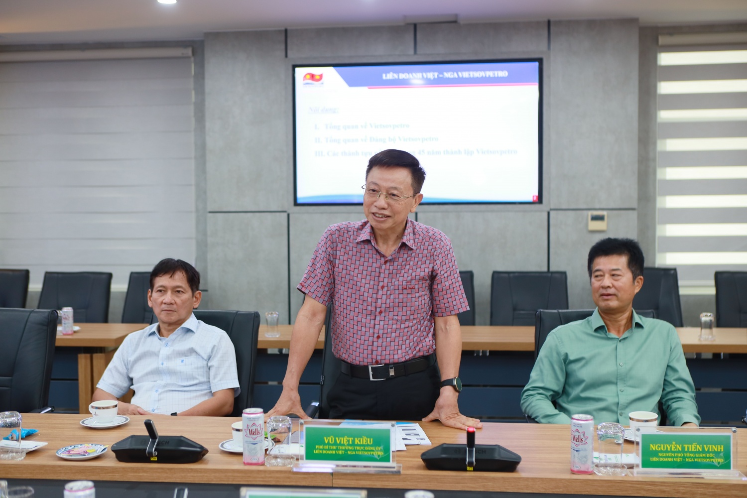 Đồng chí Vũ Việt Kiều - Phó Bí thư Thường trực Đảng ủy Vietsovpetro bày tỏ niềm tin vào sự phối hợp, gắn kết giữa 2 đơn vị. Đồng thời, bày tỏ sự sẵn sàng chia sẻ các mô hình, cách làm hiệu quả để góp phần phát huy thế mạnh của 2 đơn vị, góp phần nâng cao kết quả SXKD và sự phát triển chung của Petrovietnam.