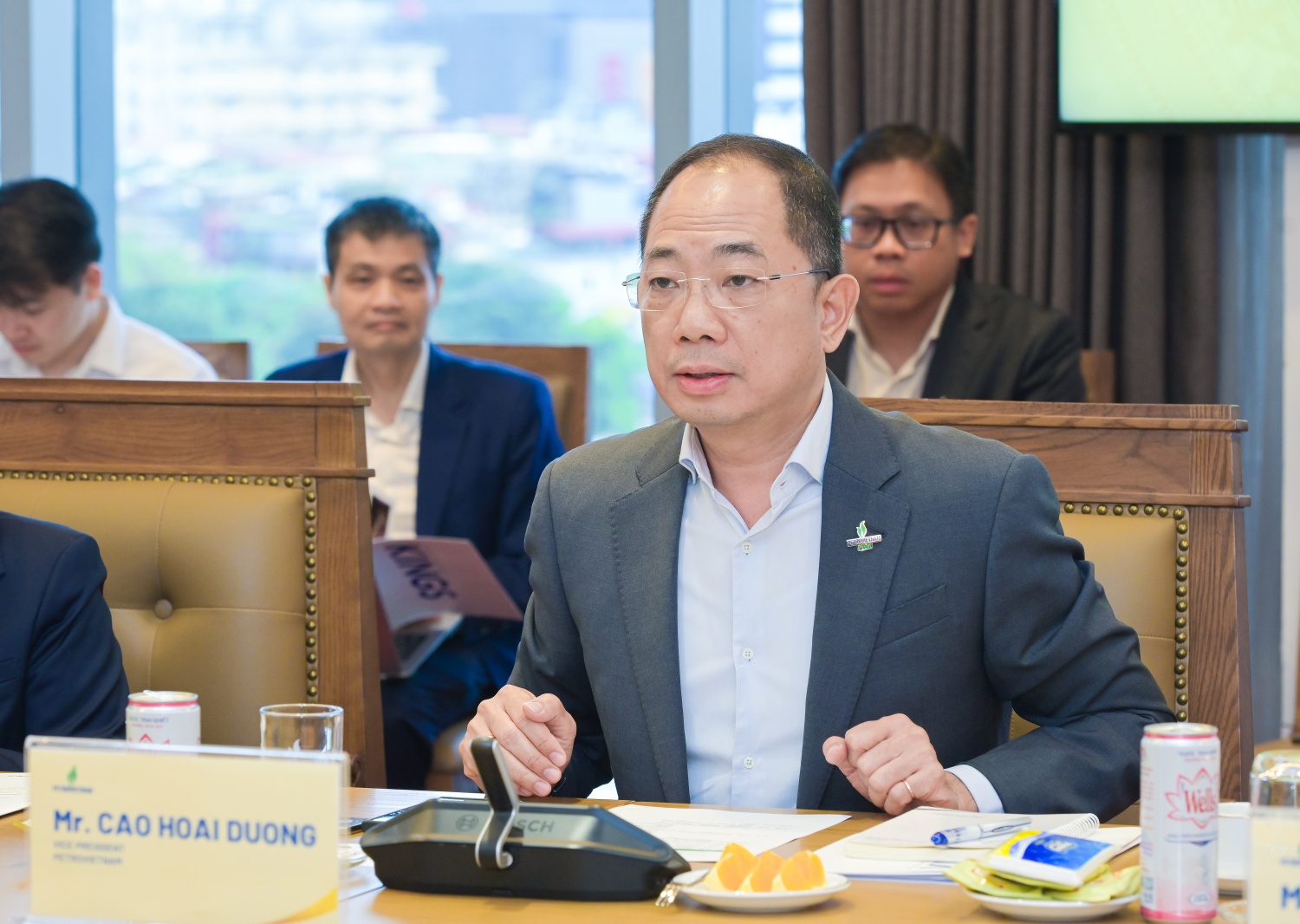 Phó Tổng Giám đốc Petrovietnam Cao Hoài Dương trao đổi tại buổi làm việc