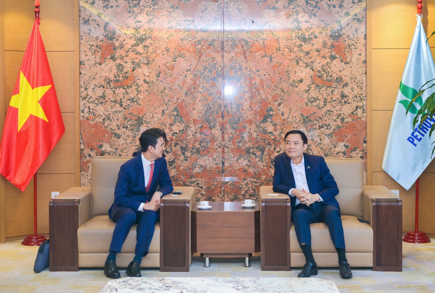 Chủ tịch HĐTV Petrovietnam Lê Ngọc Sơn trao đổi với ông Cho Hyeong Wook – Chủ tịch kiêm Tổng Giám đốc Tập đoàn SK Innovation