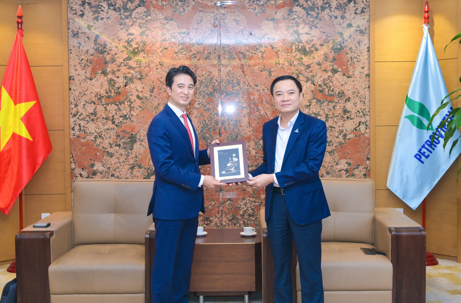 Chủ tịch HĐTV Petrovietnam tặng quà lưu niệm cho ông Cho Hyeong Wook
