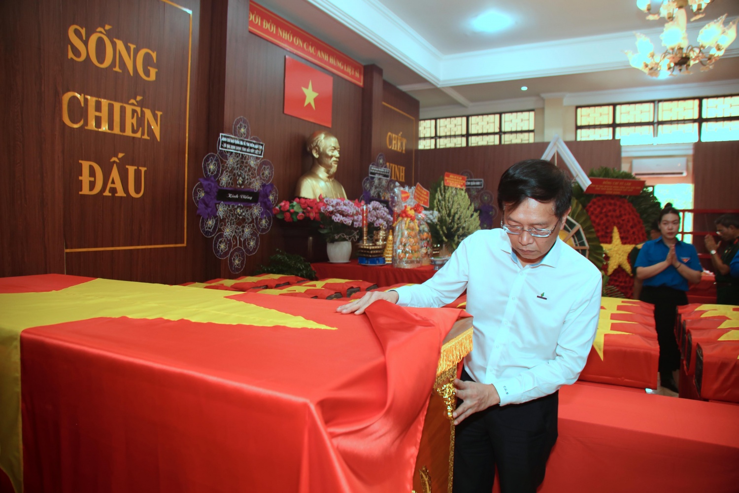 Petrovietnam dâng hương tri ân các Anh hùng liệt sĩ tại Công viên Lê Thị Riêng