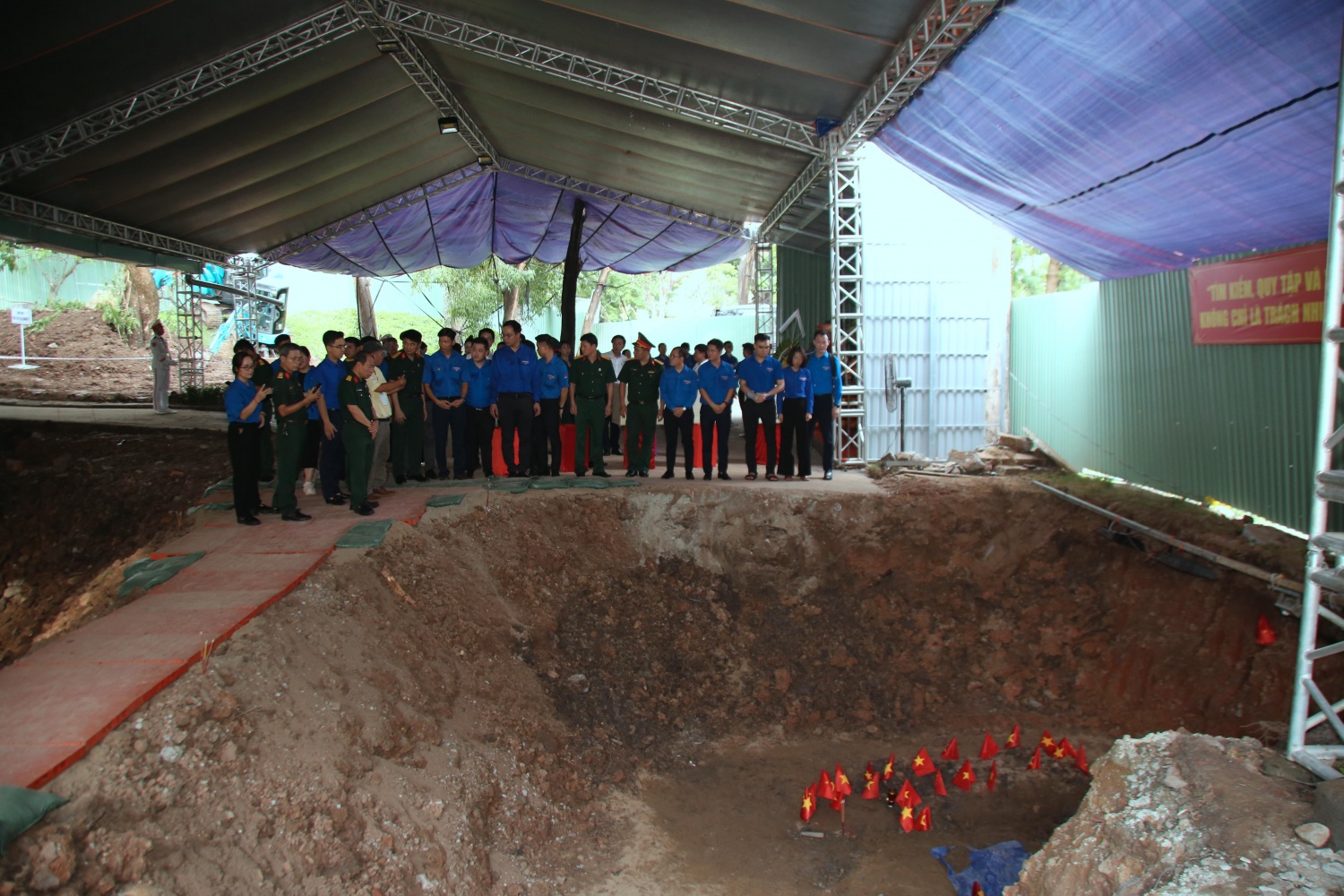 Tuổi trẻ Petrovietnam dâng hương tri ân các Anh hùng liệt sĩ tại Công viên Lê Thị Riêng Petrovietnam dâng hương tri ân các Anh hùng liệt sĩ tại Công viên Lê Thị Riêng