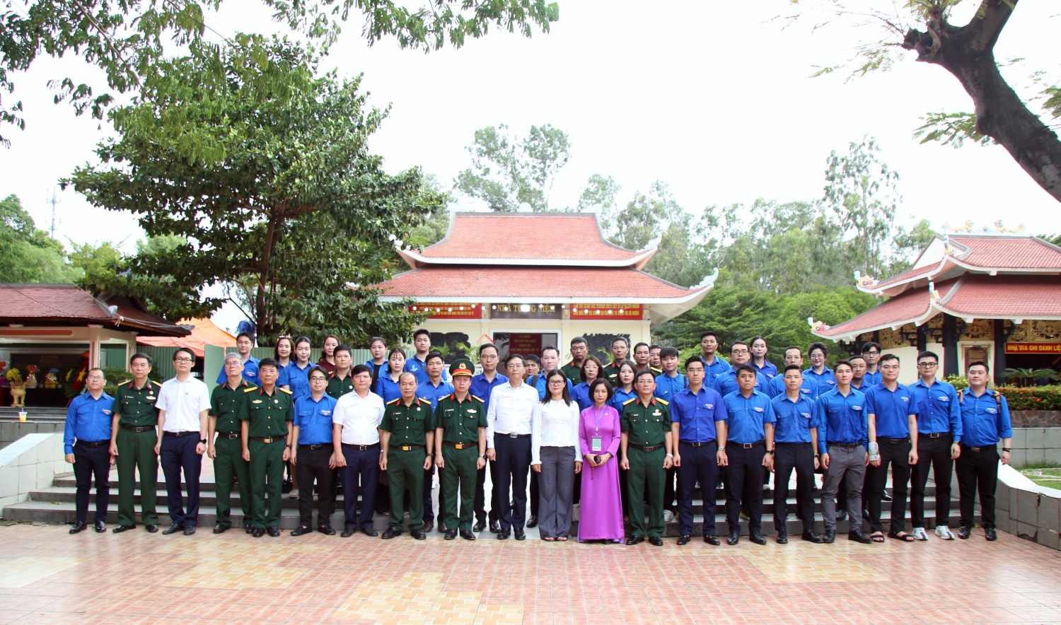 Petrovietnam dâng hương tri ân các Anh hùng liệt sĩ tại Công viên Lê Thị Riêng Petrovietnam dâng hương tri ân các Anh hùng liệt sĩ tại Công viên Lê Thị Riêng