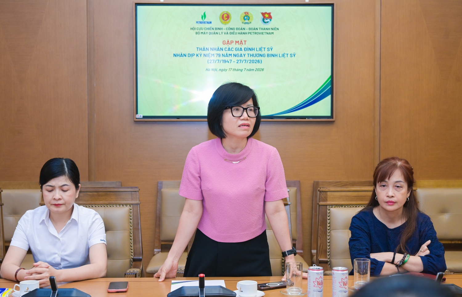 Đồng chí Nguyễn Thị Hoa - Ủy viên Ban Chấp hành Đảng bộ, Phó Chủ nhiệm Thường trực Ủy ban Kiểm tra Tập đoàn bày tỏ sự xúc động và gửi lời cảm ơn chân thành tới lãnh đạo Tập đoàn cùng các tổ chức đoàn thể Đồng chí Nguyễn Thị Hoa - Ủy viên Ban Chấp hành Đảng bộ, Phó Chủ nhiệm Thường trực Ủy ban Kiểm tra Tập đoàn bày tỏ sự xúc động và gửi lời cảm ơn chân thành tới lãnh đạo Tập đoàn cùng các tổ chức đoàn thể