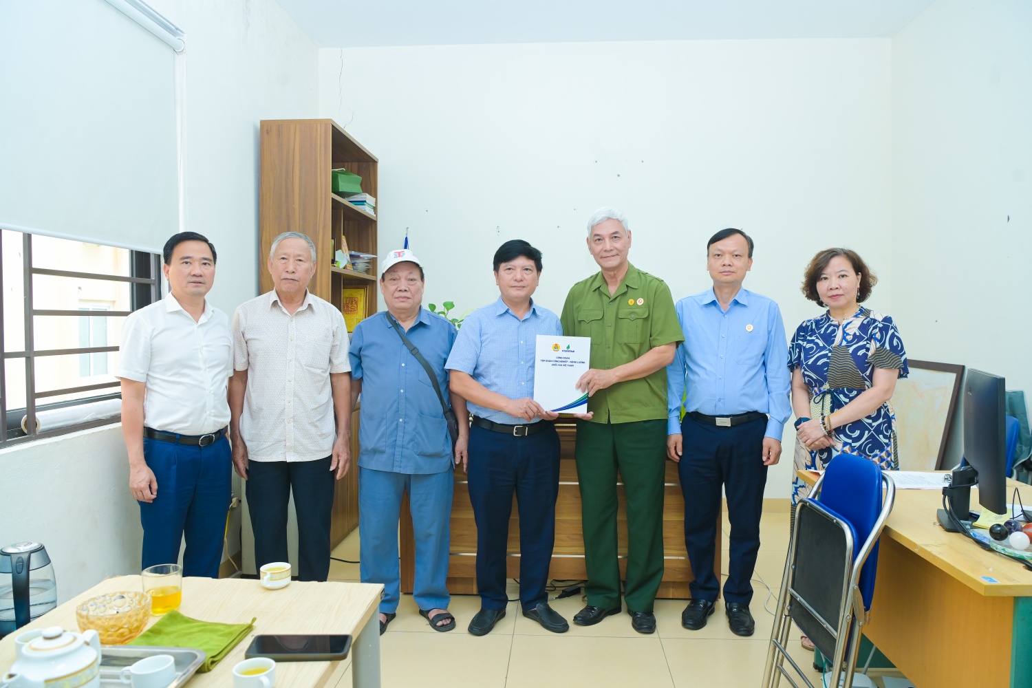 oàn công tác Petrovietnam thăm hỏi, động viên các thương binh, nạn nhân chất độc da cam tại phường Láng (Hà Nội).