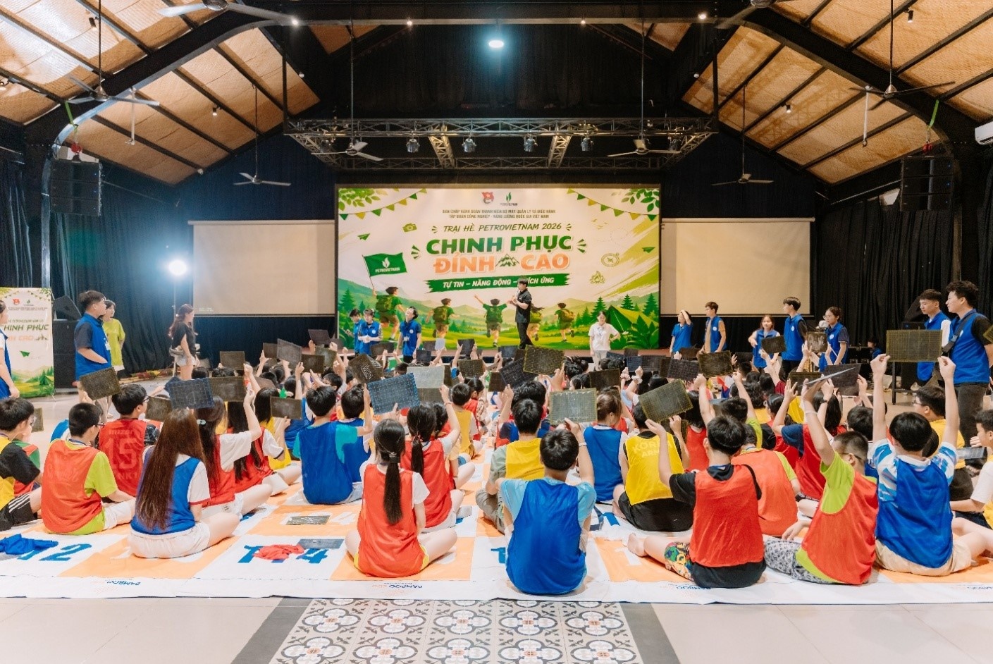 Các em hào hứng với cuộc thi “Rung Chuông Vàng”