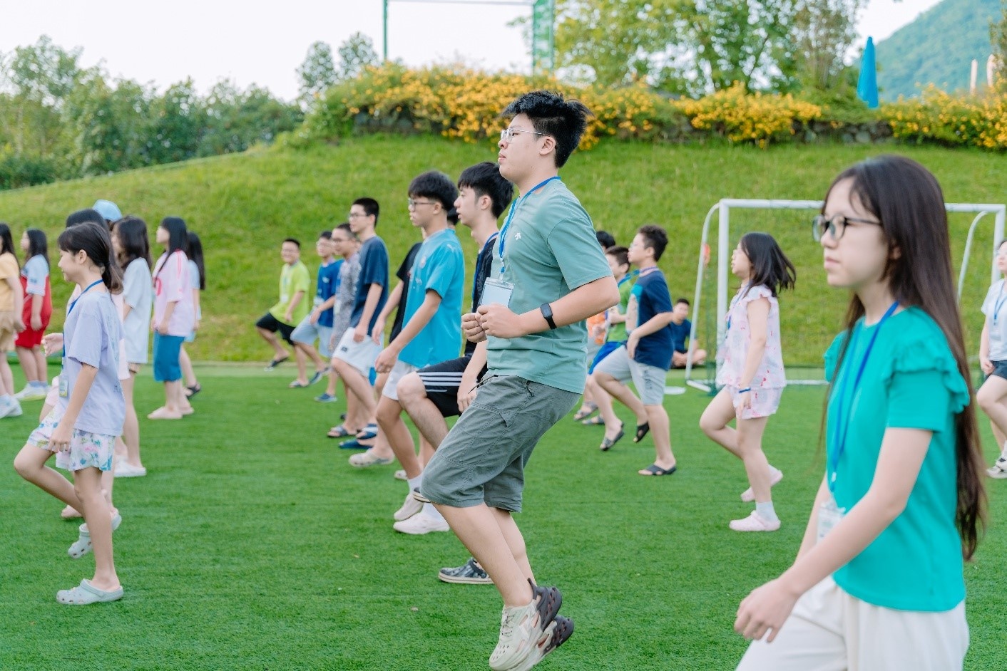 Dậy sớm, tập thể dục buổi sáng giúp các em rèn luyện tính kỷ luật và nâng cao sức khỏe.