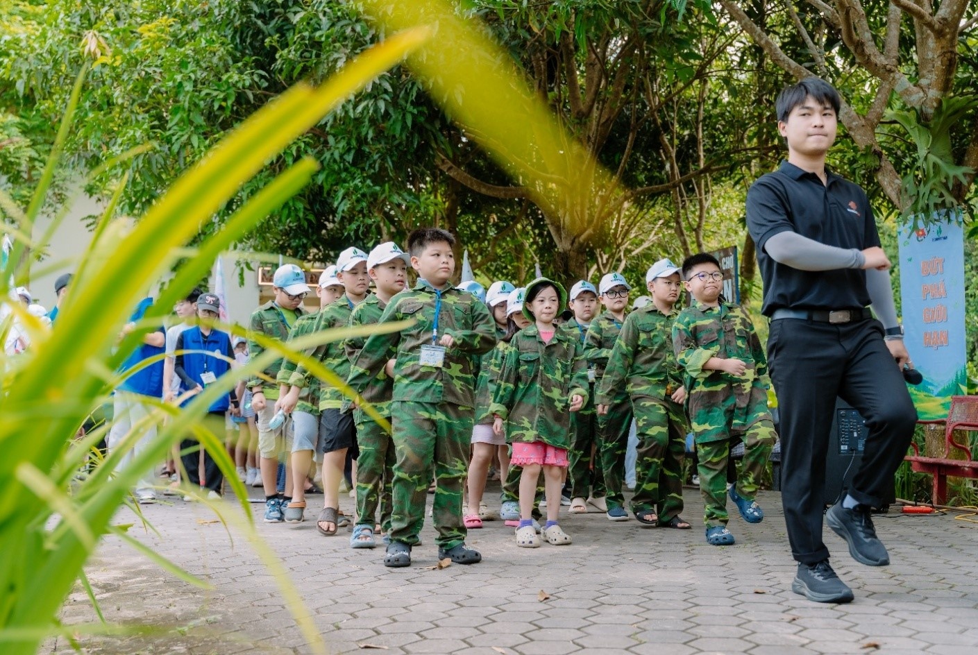 Các em tham gia trải nghiệm thực tế như “Bước chân hành quân”