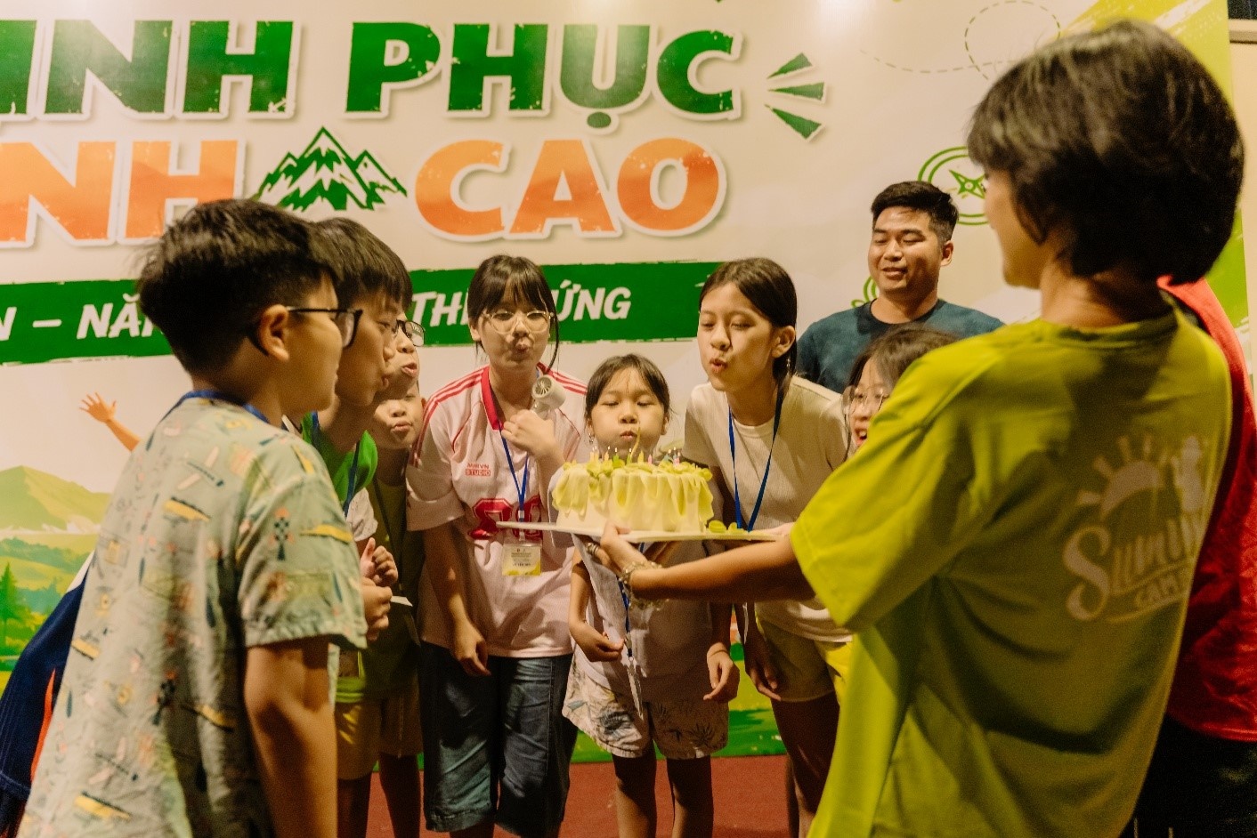 Các em bất ngờ khi được các cô, chú tổ chức sinh nhật