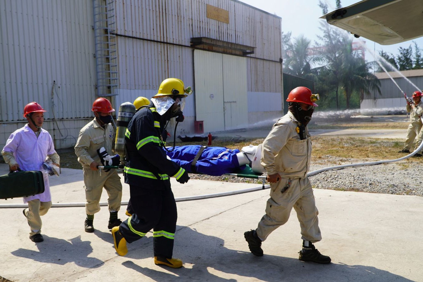 Trong quá trình trinh sát đám cháy, phát hiện 01 công nhân bị thương không thể tự di chuyển. Lúc này, lực lượng cứu hộ - cứu nạn (CHCN) phối hợp cùng bộ phận Y tế đã nhanh chóng tiếp cận, tiến hành sơ cấp cứu tại chỗ và đưa nạn nhân đi cấp cứu bằng xe chuyên dụng. Đồng thời, 04 mũi tấn công bằng vòi rồng đã được triển khai, khống chế hoàn toàn ngọn lửa.