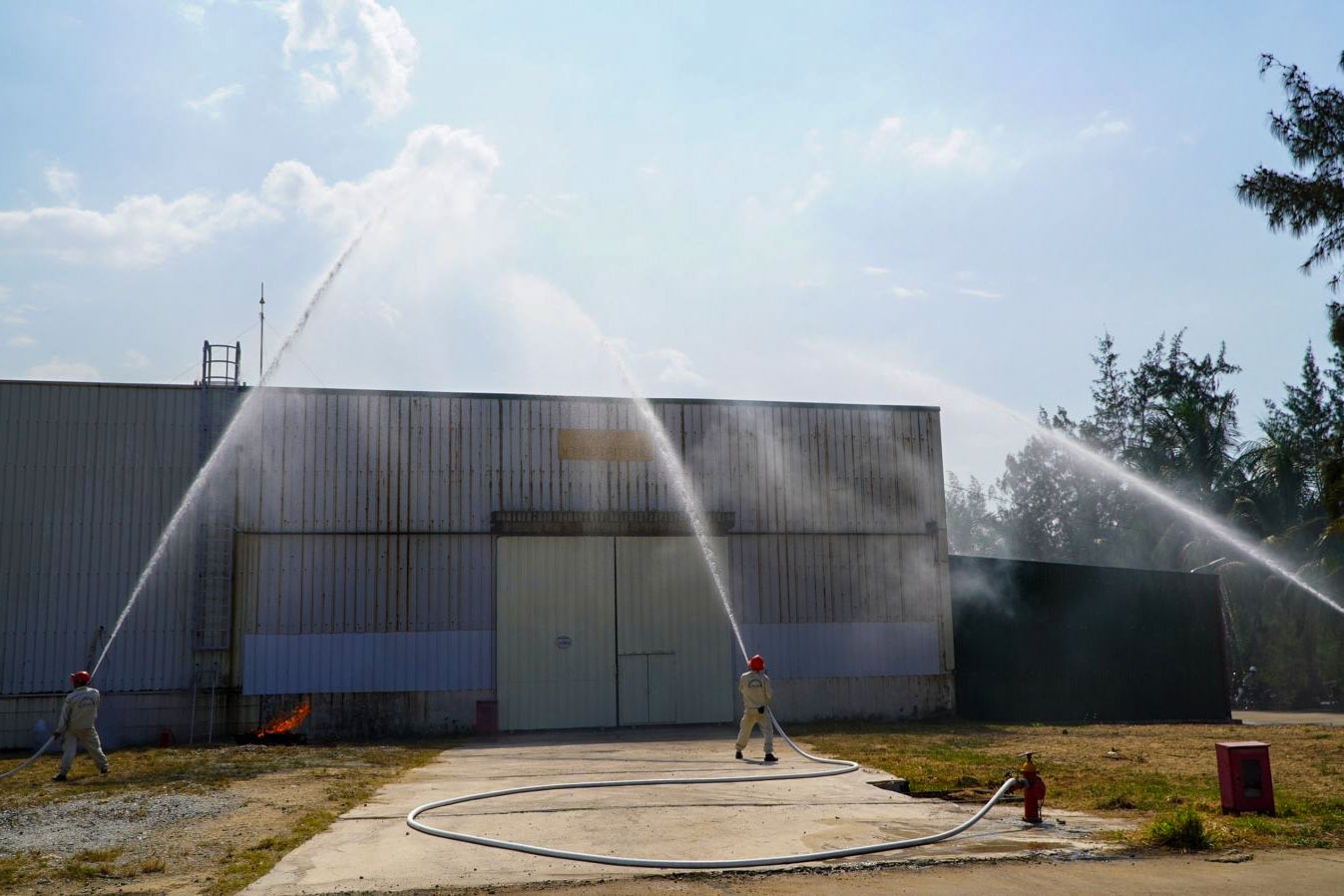 Ngay lập tức, lệnh chốt chặn toàn bộ cổng ra/vào và các điểm xung yếu được phát ra. Lực lượng An ninh Cảng đã phối hợp chặt chẽ với Cán bộ, Chiến sĩ Đồn Biên phòng Cửa khẩu Cảng Dung Quất chia làm 02 mũi phục kích, đón lõng. Đến 14 giờ 55 phút, toàn bộ nhóm đối tượng đột nhập đã bị khống chế, bắt giữ cùng tang vật, tiến hành lập biên bản và bàn giao cho lực lượng Biên phòng tiếp tục điều tra, xử lý. Đồng thời, các công tác PCCC và Ứng cứu sự cố khẩn cấp cũng tiếp tục được thực hiện, ngăn chặn kịp thời đám cháy.