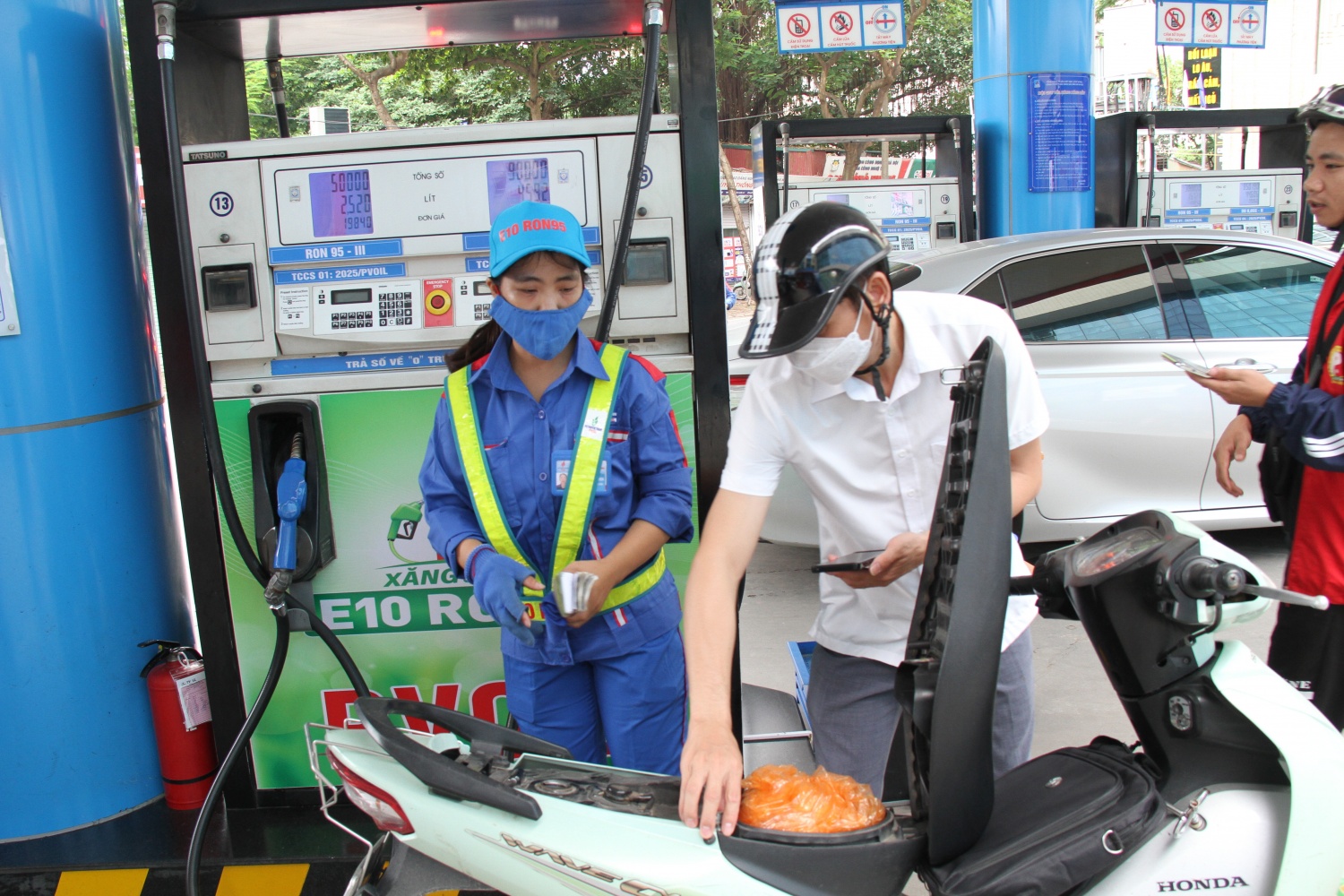 Giá xăng E10 vượt mức 21.000 đồng, dầu diesel tăng hơn 2.400 đồng/lít