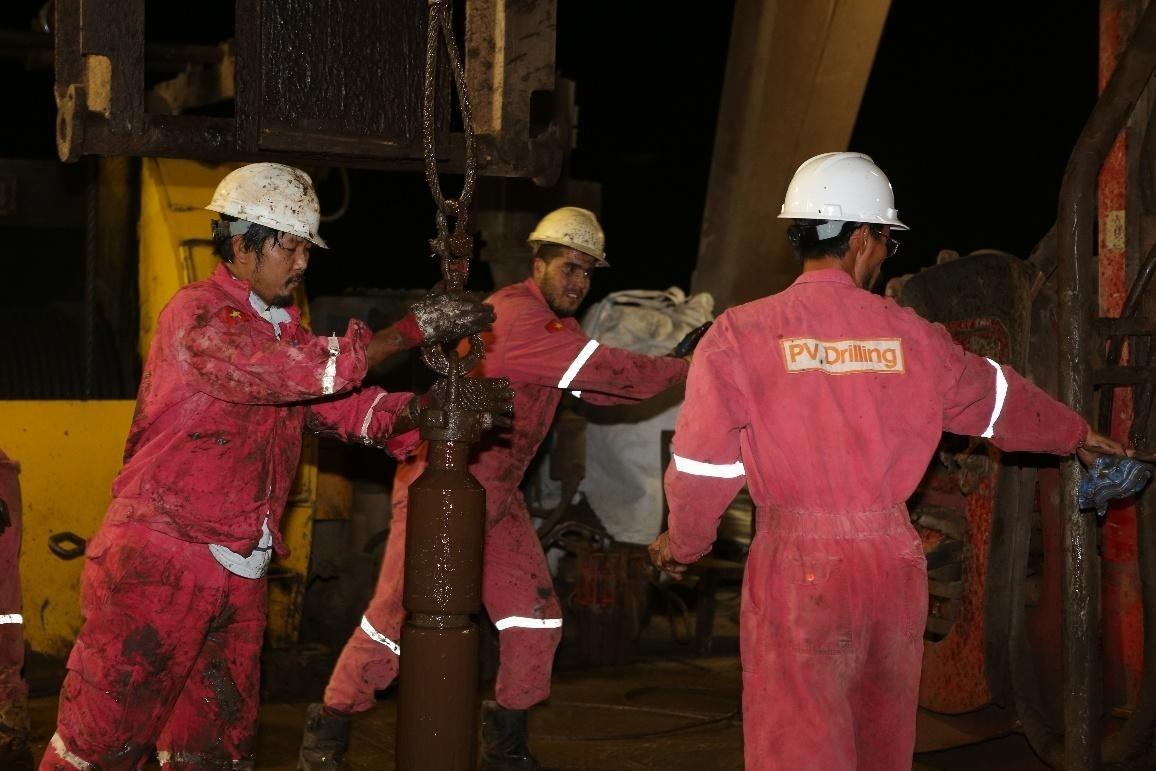 Người lao động làm việc trên giàn khoan đất liền tại sa mạc Sahara (Ảnh tư liệu)