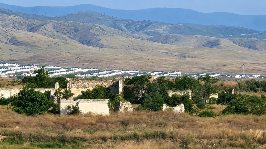 Bài 4 Karabakh: Tái thiết sau xung đột bằng năng lượng xanh Những phế tích còn sót lại tại Aghdam nằm xen giữa các khu vực đang được tái thiết, phản ánh sự đan xen giữa dấu tích chiến tranh và quá trình phục hồi. Ảnh: Tác giả.