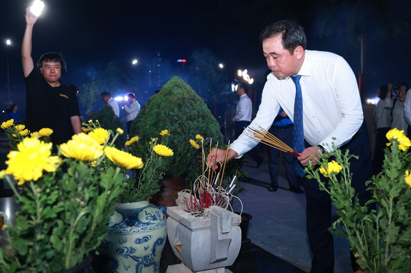 Hà Nội: Thắp nến tri ân các anh hùng liệt sĩ