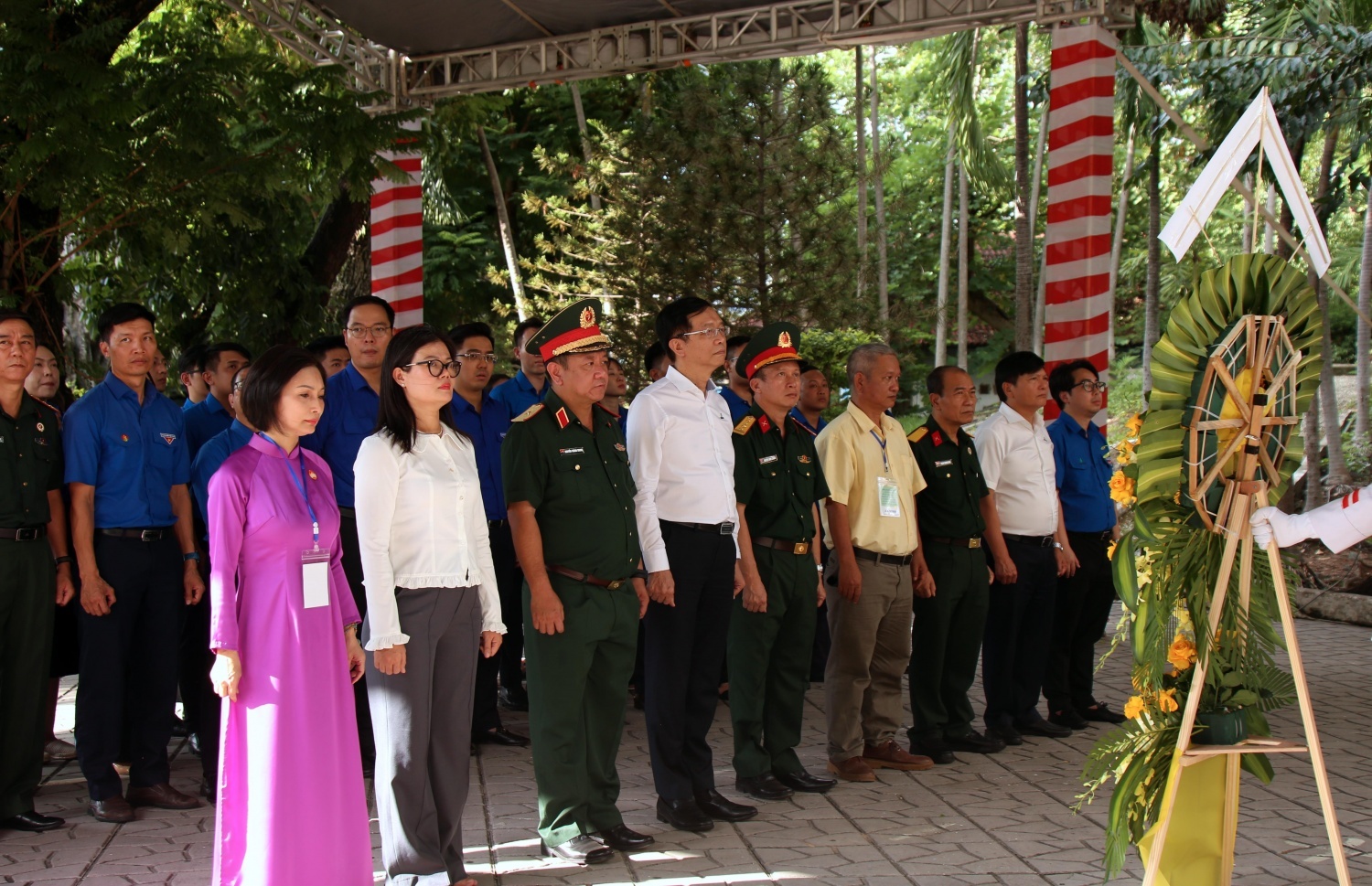 Các đại biểu dâng hương, dâng hoa tại Tượng đài Cố Tổng Bí thư Trần Phú.