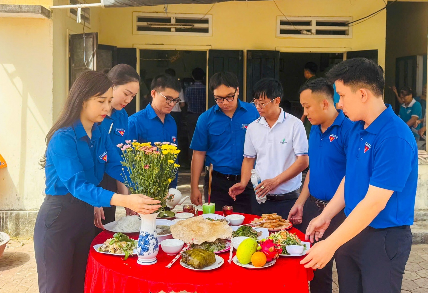Đoàn viên thanh niên BSR đã có mặt để chuẩn bị mâm cơm tri ân dâng lên các anh hùng liệt sĩ.