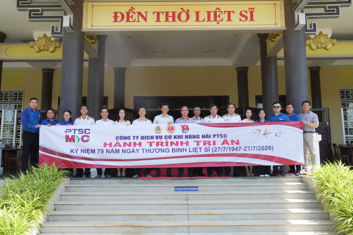 Đoàn công tác PTSC M&C chụp ảnh lưu niệm cùng các thương binh, bệnh binh và người có công tại Trung tâm. Đoàn công tác PTSC M&C chụp ảnh lưu niệm cùng các thương binh, bệnh binh và người có công tại Trung tâm.