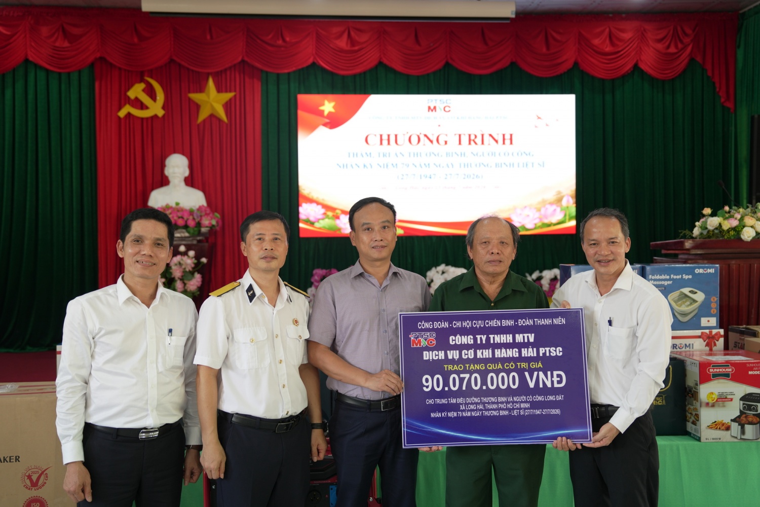 Đại diện Công đoàn, Chi hội Cựu chiến binh và Đoàn Thanh niên PTSC M&C trao tặng quà cho Trung tâm Điều dưỡng Thương binh, Bệnh binh và Người có công Long Đất. Đại diện Công đoàn, Chi hội Cựu chiến binh và Đoàn Thanh niên PTSC M&C trao tặng quà cho Trung tâm Điều dưỡng Thương binh, Bệnh binh và Người có công Long Đất.