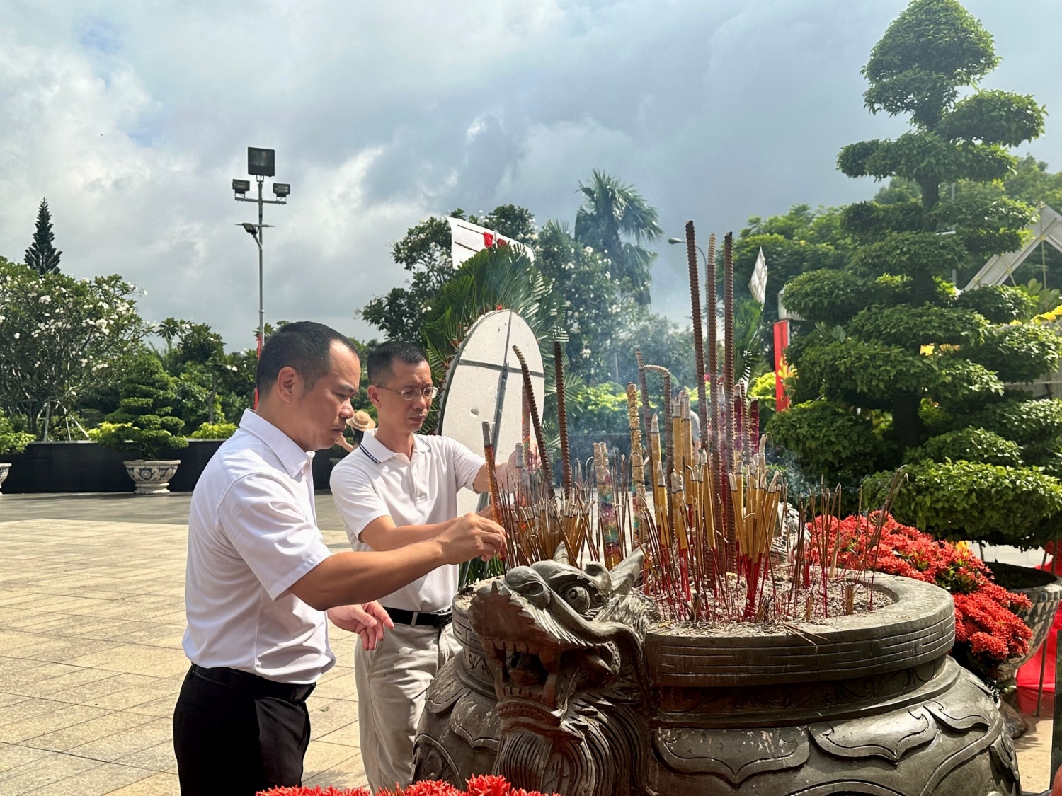 PQPOC tri ân các Anh hùng liệt sĩ, lan tỏa truyền thống “Uống nước nhớ nguồn” PQPOC tri ân các Anh hùng liệt sĩ, lan tỏa truyền thống “Uống nước nhớ nguồn”