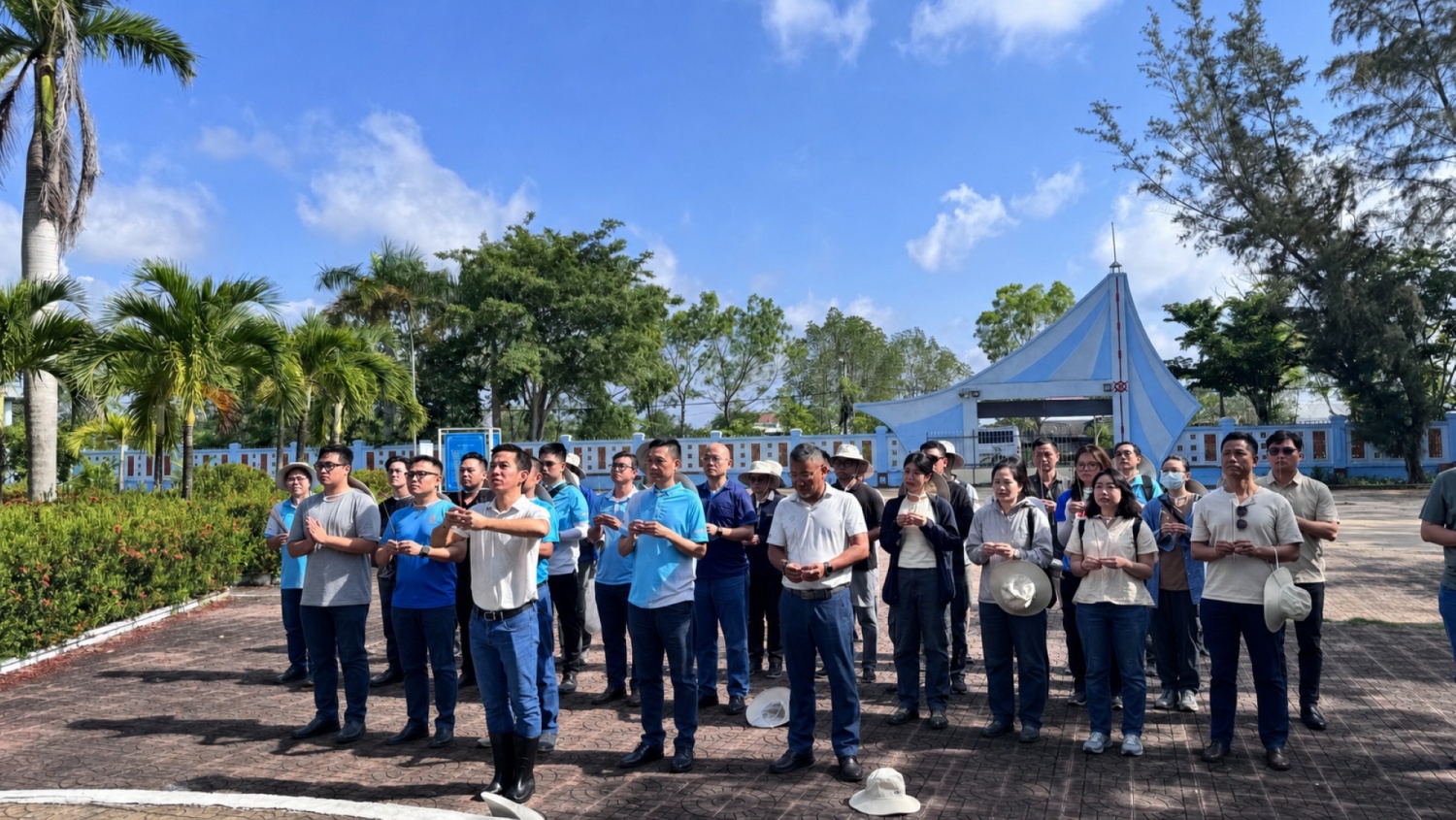 Tập thể Người lao động PQPOC dâng hương tại Khu Di tích Quốc gia đặc biệt Bến Vàm Lũng tỉnh Cà Mau Tập thể Người lao động PQPOC dâng hương tại Khu Di tích Quốc gia đặc biệt Bến Vàm Lũng tỉnh Cà Mau