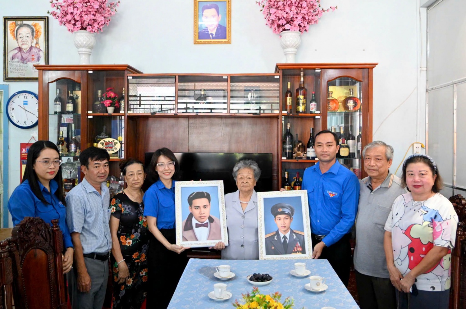 Phó Chủ tịch Uỷ ban MTTQ Việt Nam tỉnh Cà Mau, Bí thư Tỉnh đoàn Phạm Tuấn Tài (thứ ba từ phải sang) và Phó Bí thư Đoàn Thanh niên Tổng Công ty Khí Việt Nam, Bí thư Đoàn cơ sở Chi nhánh Khí Tây Nam Bộ Nguyễn Mỹ Thanh (thứ tư từ trái sang) trao ảnh phục dựng chân dung chồng và con liệt sĩ của Mẹ Việt Nam anh hùng Nguyễn Kim Mai Phó Chủ tịch Uỷ ban MTTQ Việt Nam tỉnh Cà Mau, Bí thư Tỉnh đoàn Phạm Tuấn Tài (thứ ba từ phải sang) và Phó Bí thư Đoàn Thanh niên Tổng Công ty Khí Việt Nam, Bí thư Đoàn cơ sở Chi nhánh Khí Tây Nam Bộ Nguyễn Mỹ Thanh (thứ tư từ trái sang) trao ảnh phục dựng chân dung chồng và con liệt sĩ của Mẹ Việt Nam anh hùng Nguyễn Kim Mai