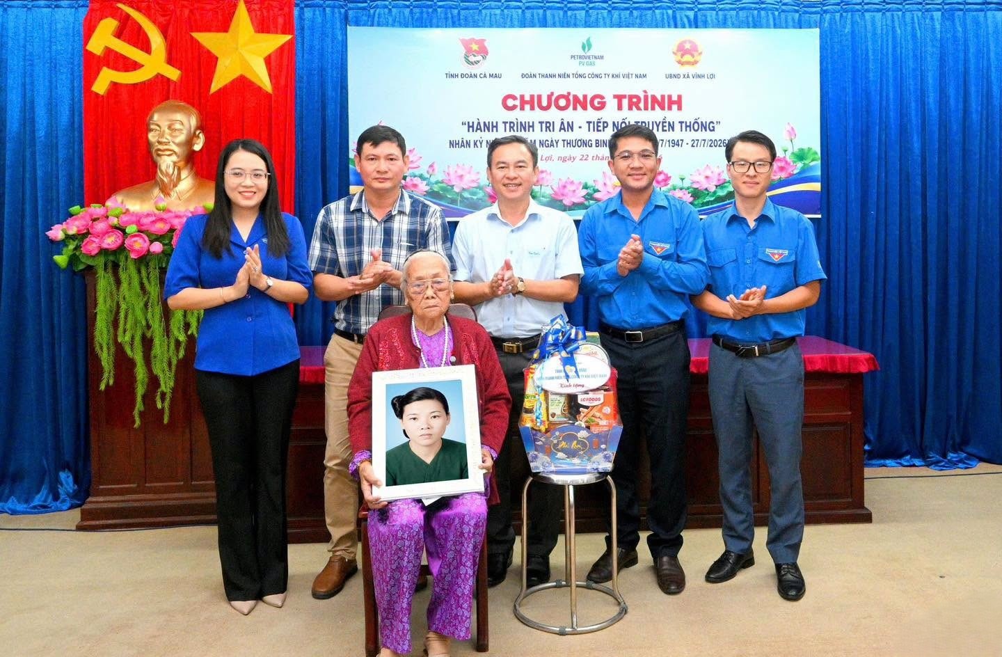 Đại diện Ban Thường vụ Tỉnh đoàn Cà Mau và Đoàn cơ sở Chi nhánh Khí Tây Nam Bộ trao tặng trao tặng quà cùng di ảnh liệt sĩ được phục dựng tại Chương trình “Hành trình tri ân – Tiếp nối truyền thống” Đại diện Ban Thường vụ Tỉnh đoàn Cà Mau và Đoàn cơ sở Chi nhánh Khí Tây Nam Bộ trao tặng trao tặng quà cùng di ảnh liệt sĩ được phục dựng tại Chương trình “Hành trình tri ân – Tiếp nối truyền thống”