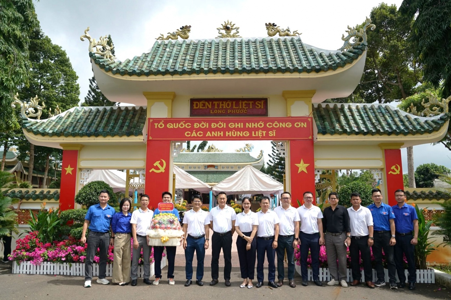 Ban Giám đốc, đại diện Công đoàn, Đoàn Thanh niên Chi nhánh Logistics dâng hương, dâng hoa tại Đền thờ Liệt sĩ thuộc Khu di tích lịch sử Địa đạo Long Phước Ban Giám đốc, đại diện Công đoàn, Đoàn Thanh niên Chi nhánh Logistics dâng hương, dâng hoa tại Đền thờ Liệt sĩ thuộc Khu di tích lịch sử Địa đạo Long Phước