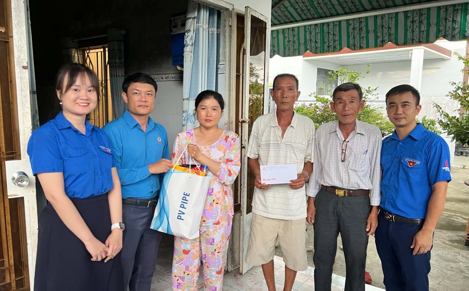 Đại diện Công đoàn, Đoàn thanh niên PV GAS PIPE đã tổ chức thăm hỏi, tặng quà các gia đình chính sách, người có công với cách mạng Đại diện Công đoàn, Đoàn thanh niên PV GAS PIPE đã tổ chức thăm hỏi, tặng quà các gia đình chính sách, người có công với cách mạng