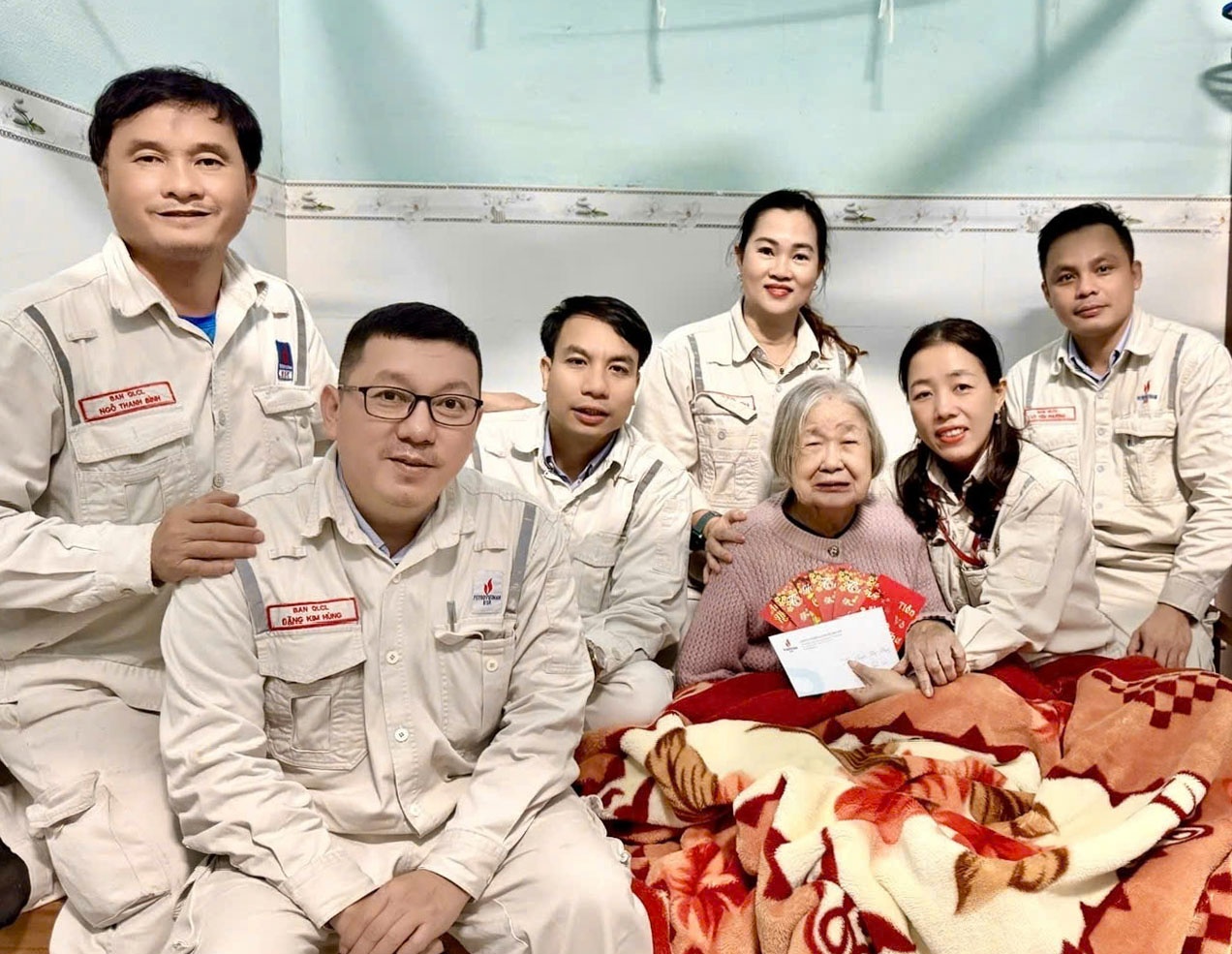 “Những người con lọc dầu” cùng lời hứa với Mẹ Việt Nam Anh hùng Phạm Thị Nhung