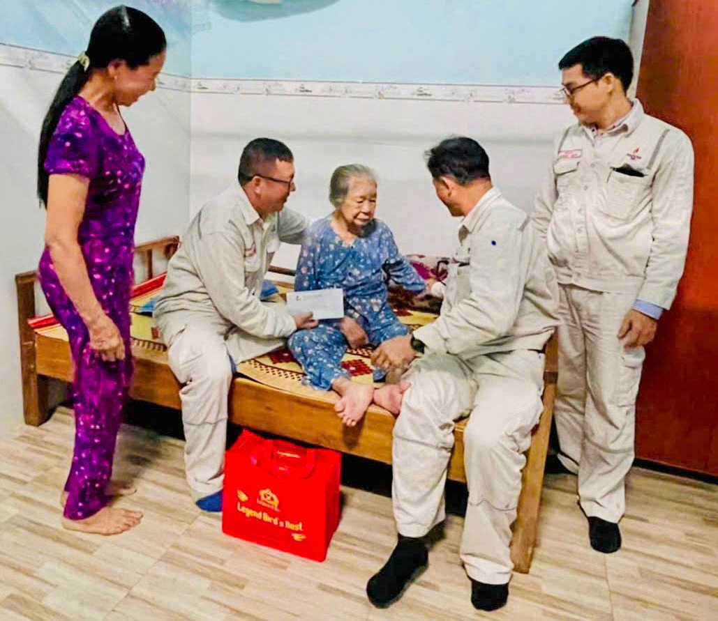 “Những người con lọc dầu” cùng lời hứa với Mẹ Việt Nam Anh hùng Phạm Thị Nhung