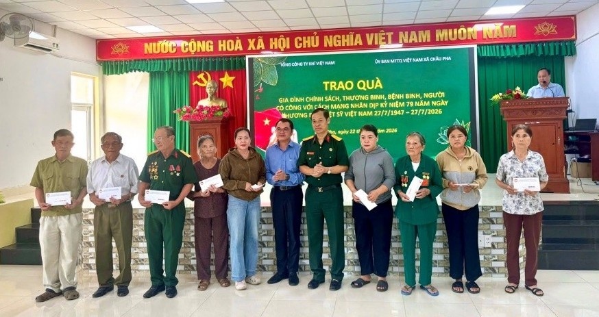 Đoàn công tác PV GAS trao quà tri ân các gia đình chính sách xã Châu Pha